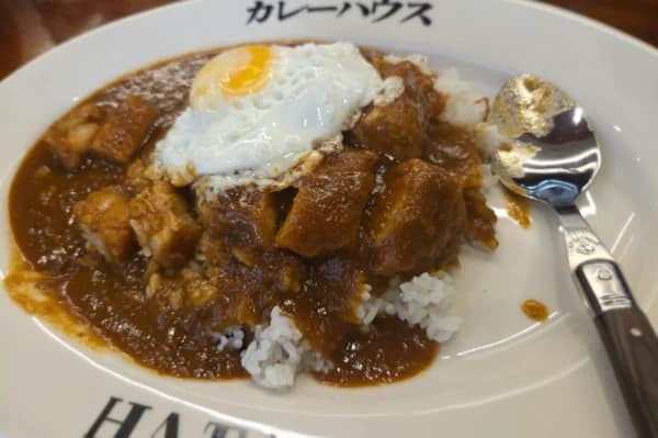 메인 페이지 영어 7 Curry House Hata tonkatsu curry topped with a fried egg